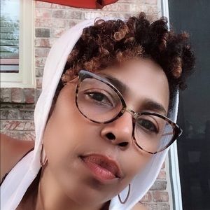 Meet your Posher, Leslie